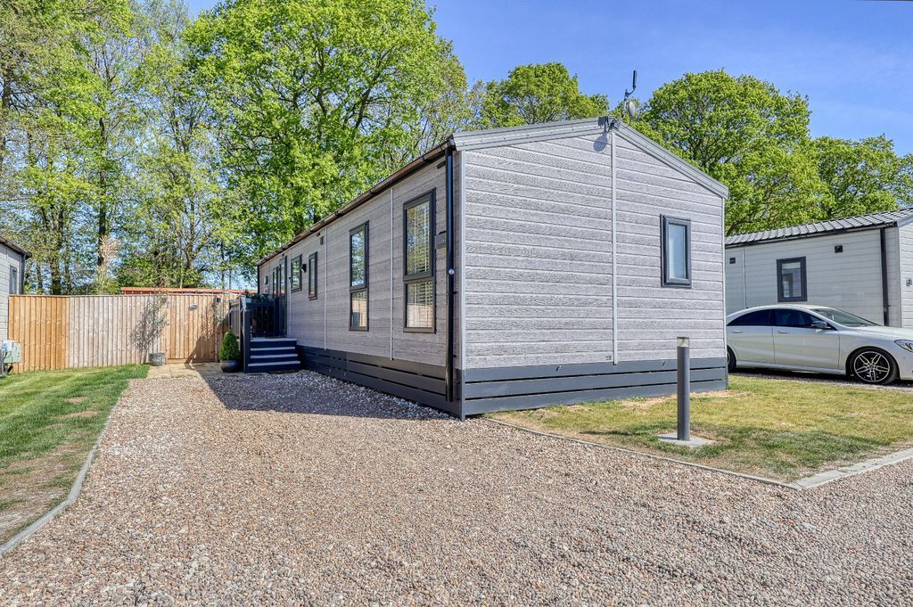 Property photo 1 of 17 Frontal