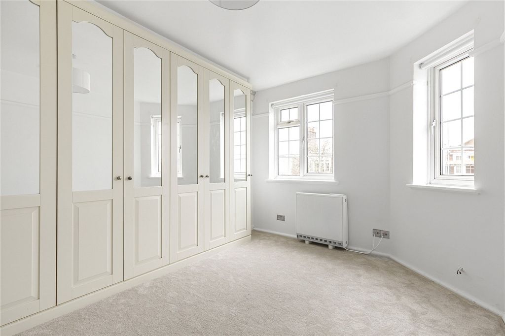 Property photo 3 of 8 Bedrom