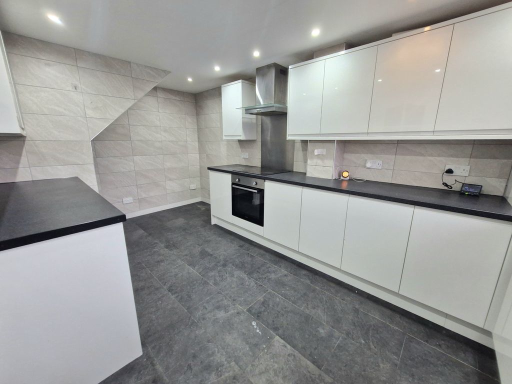 Property photo 3 of 8 Kitchen