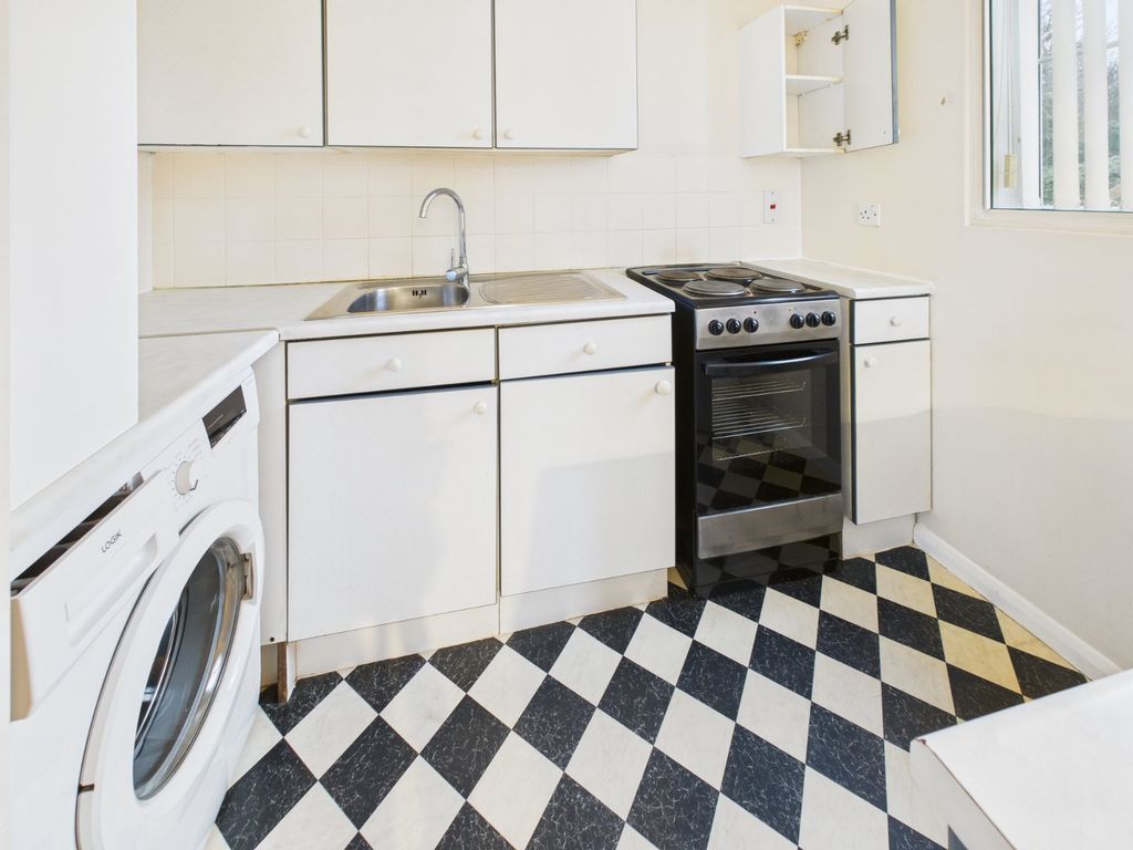 Property photo 3 of 8 Kitchen