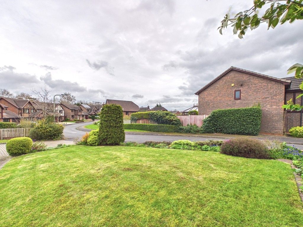 Property photo 2 of 34 Front Garden