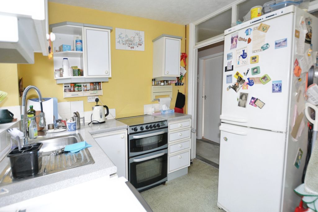 Property photo 3 of 11 Kitchen (2)