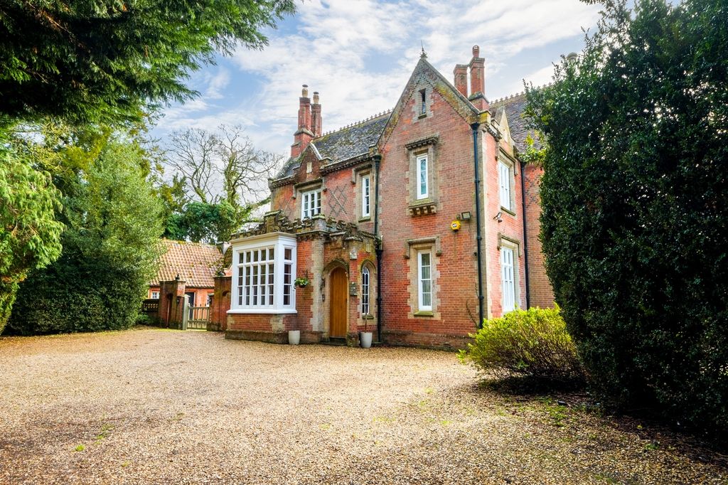 Property photo 2 of 39