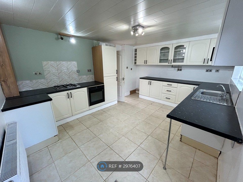 Property photo 2 of 10 Kitchen