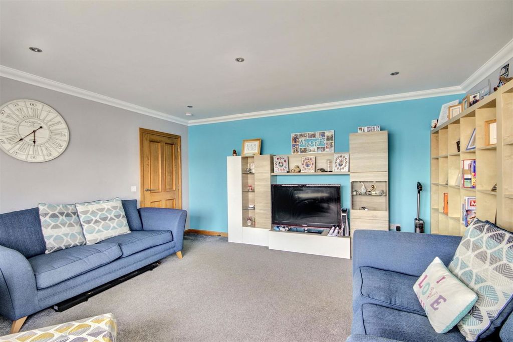 Property photo 2 of 28