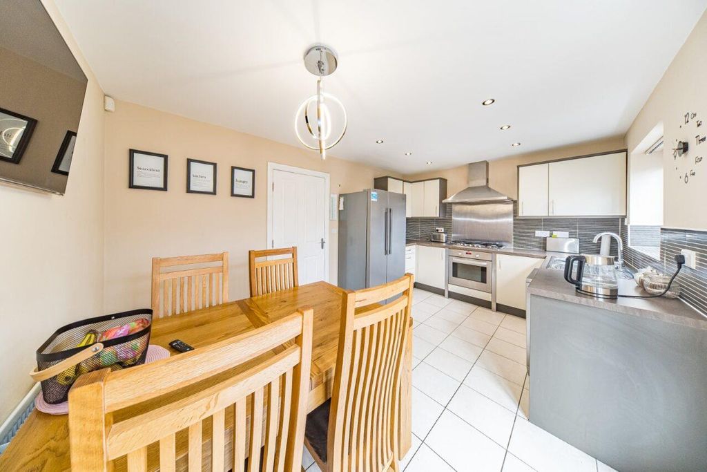 Property photo 3 of 18 19 Sandfield Crescent Dining Kitchen.Jpg