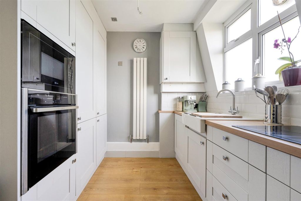 Property photo 3 of 23 Churchfields, E18