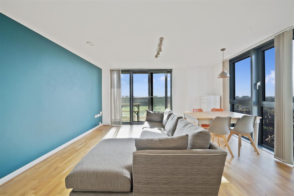 Property photo 3 of 28 Reception / Kitchen