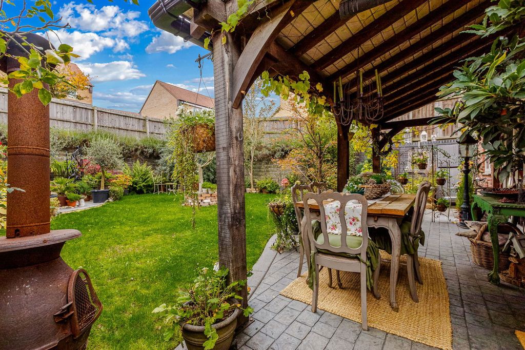 Property photo 2 of 27