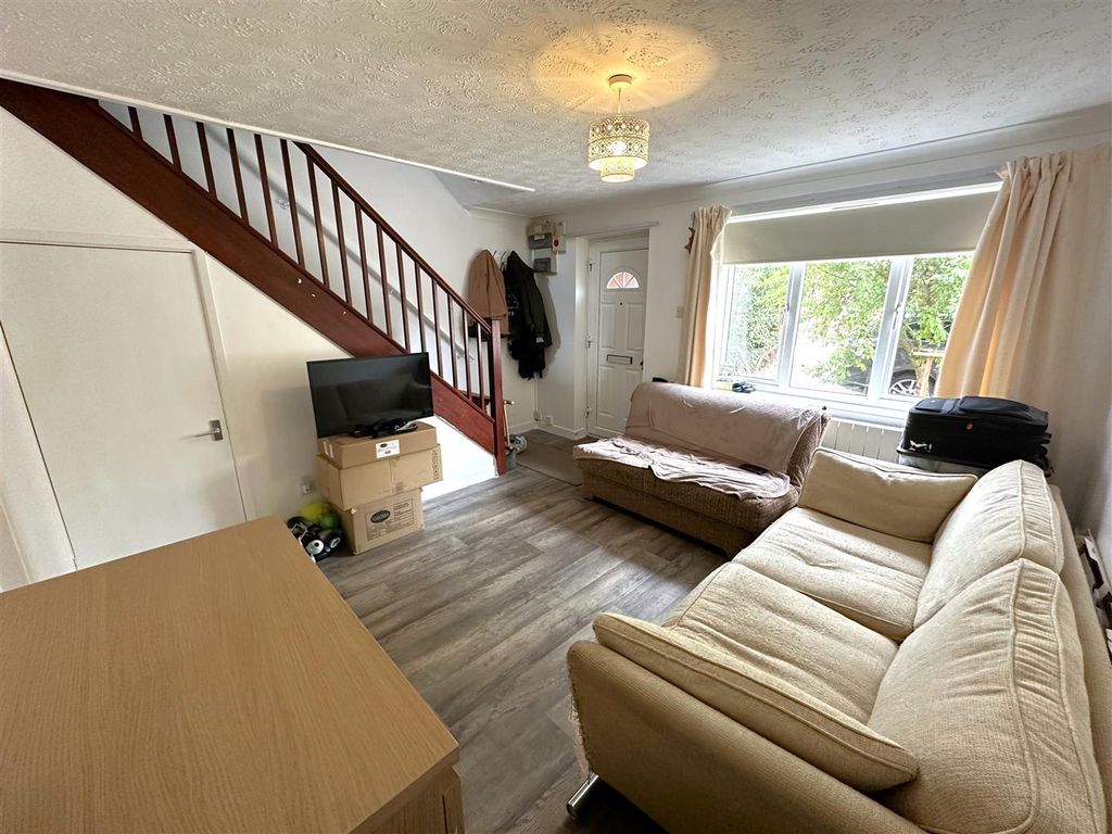 Property photo 2 of 11 Large Living Room 626