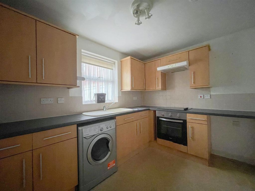 Property photo 3 of 10 Kitchen