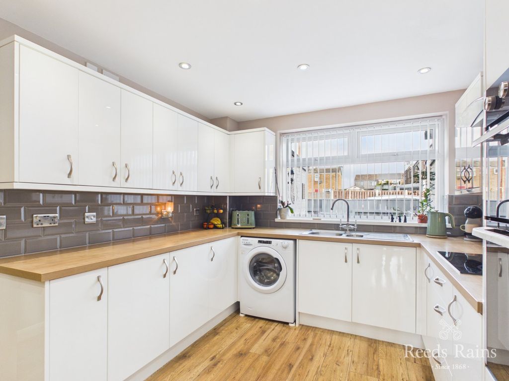 Property photo 2 of 21 Dining Kitchen