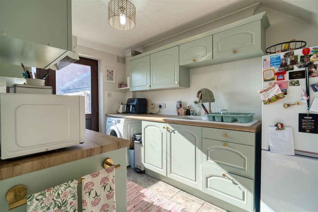 Property photo 2 of 10 Kitchen