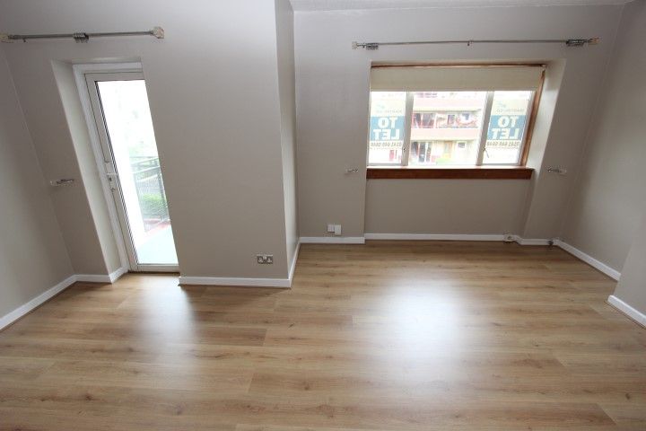 Property photo 3 of 8 Lounge