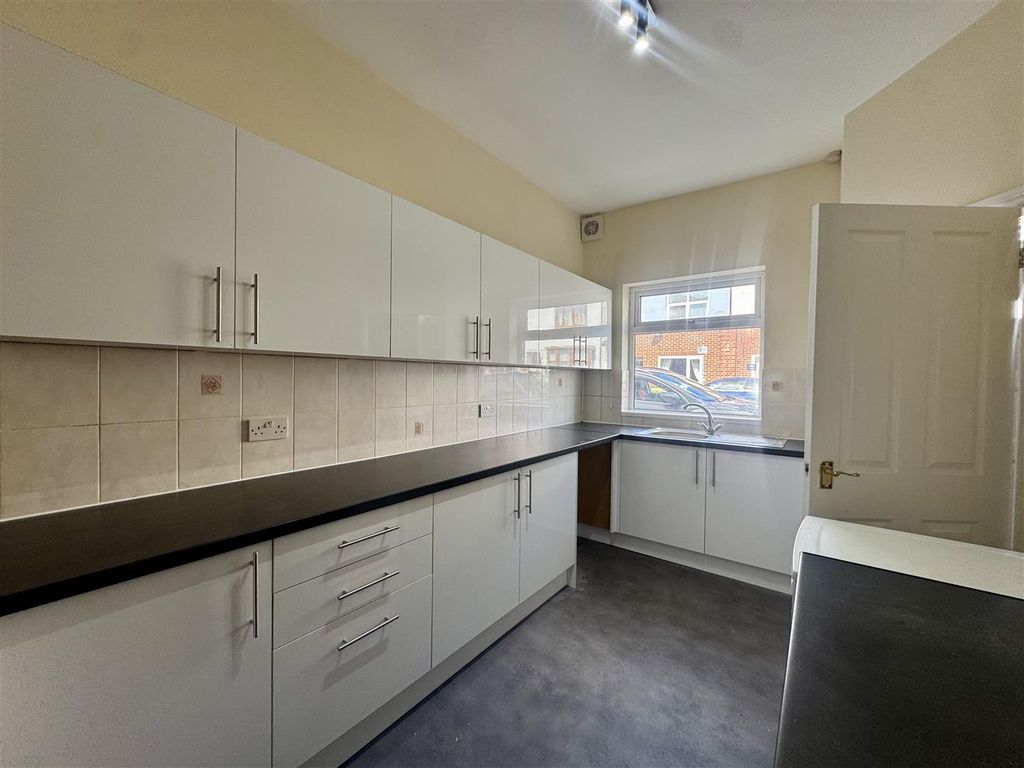 Property photo 2 of 11 Kitchen