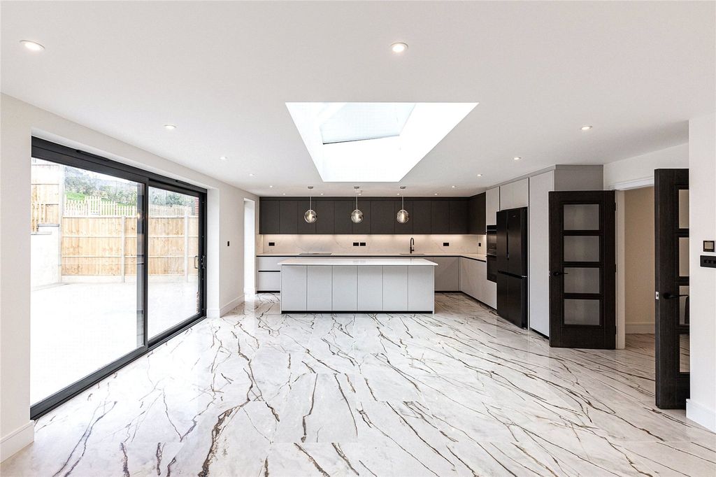 Property photo 3 of 21 Kitchen