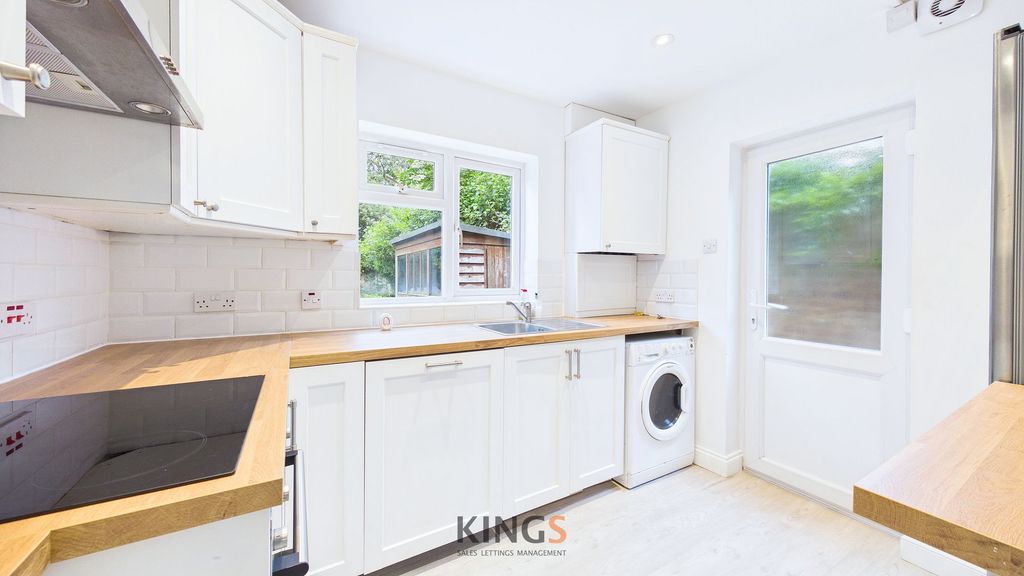 Property photo 3 of 10 Kitchen