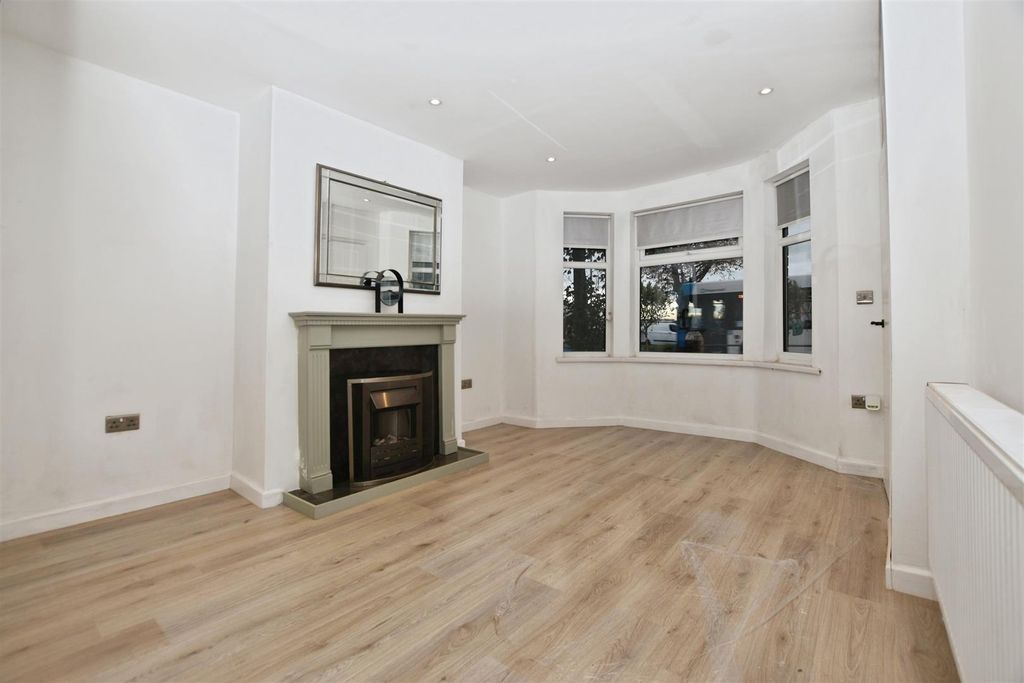 Property photo 2 of 14 Lounge