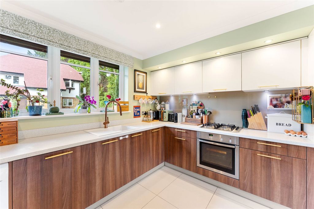 Property photo 3 of 17 Kitchen/ Dining