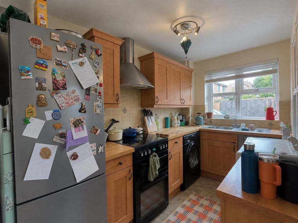 Property photo 3 of 9 32 Cedar Wat Kitchen.Png