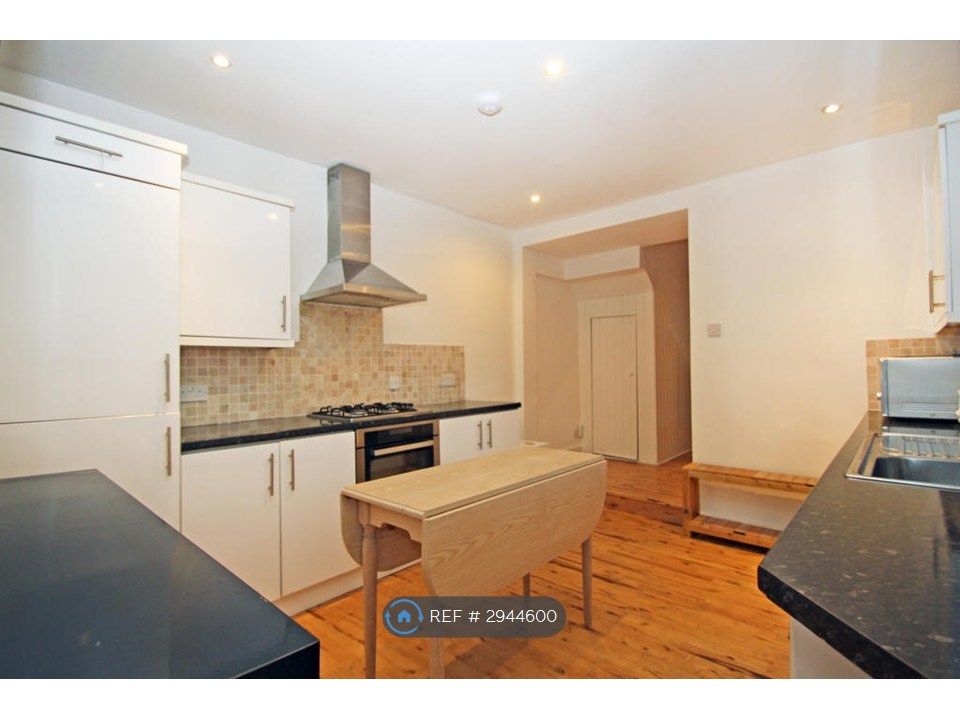 Property photo 3 of 8 Kitchen