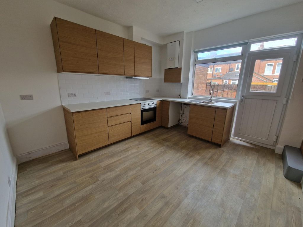 Property photo 3 of 7 Kitchen