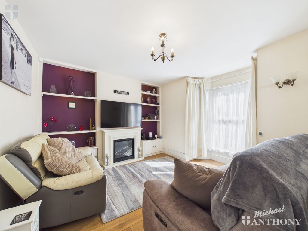 Property photo 3 of 10 Cam03218G0-Pr0961-Still005