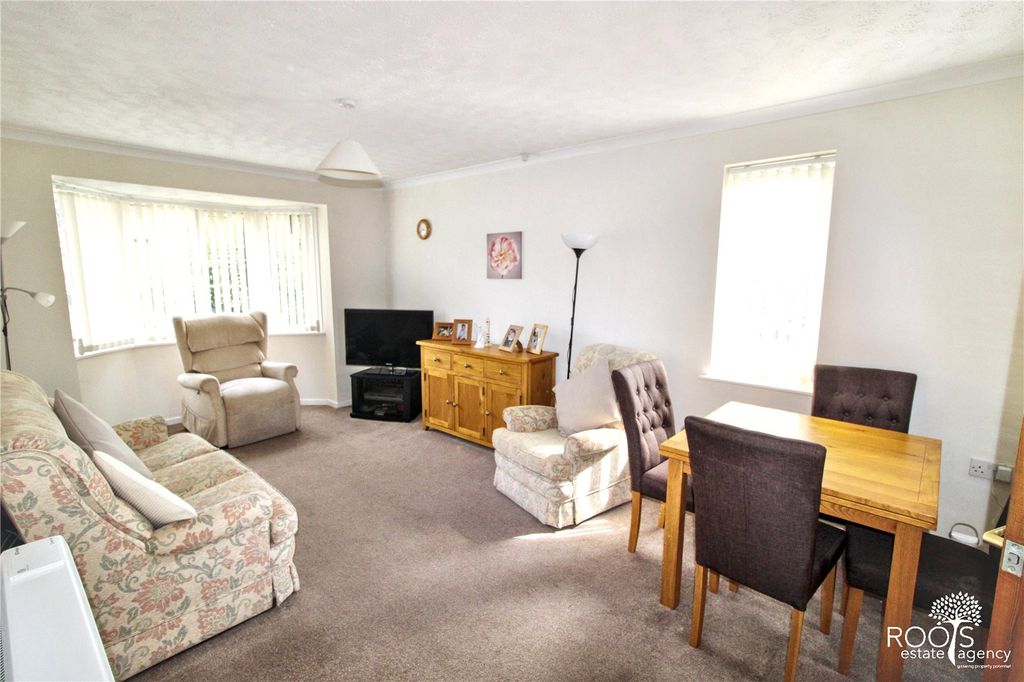 Property photo 3 of 7 Dual Aspect Room