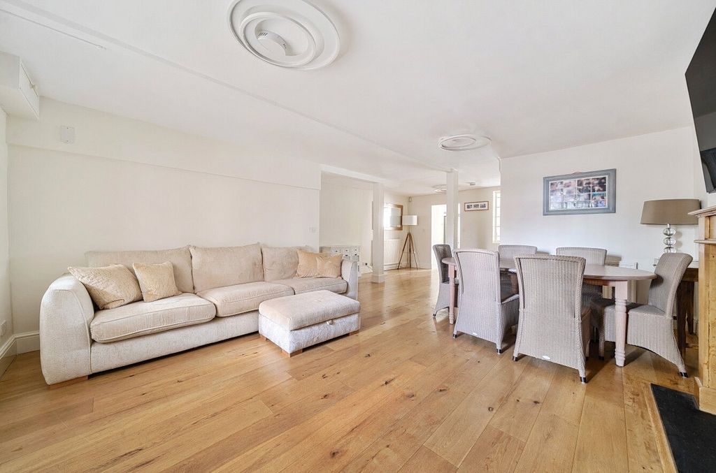 Property photo 3 of 15 Family To Kitchen