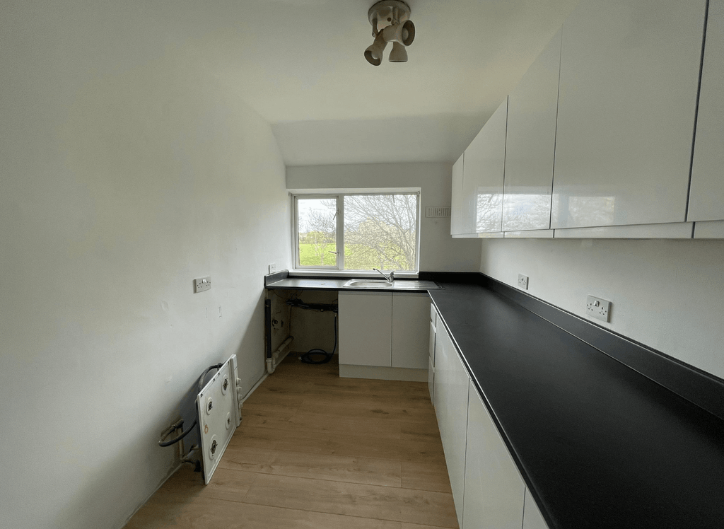 Property photo 1 of 11 2 Bed Maisonette To Rent Worthing Road, Hounslow Tw5