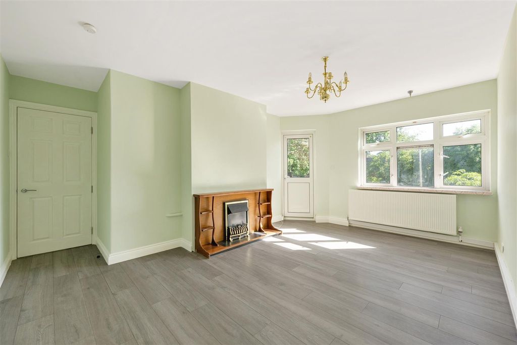 Property photo 1 of 24 Hermitage Walk, E18