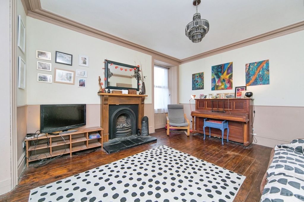 Property photo 3 of 19