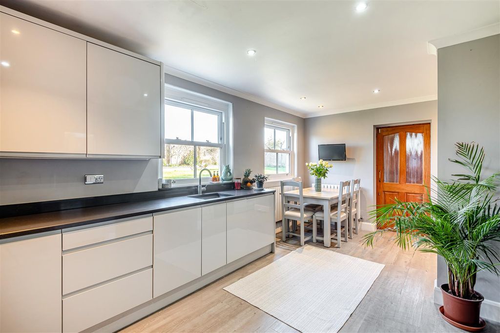 Property photo 3 of 22 8633322-Interior22.Jpg