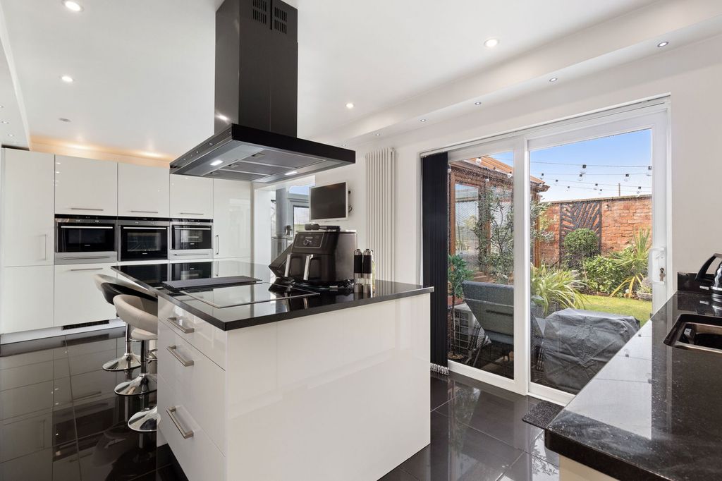 Property photo 2 of 28