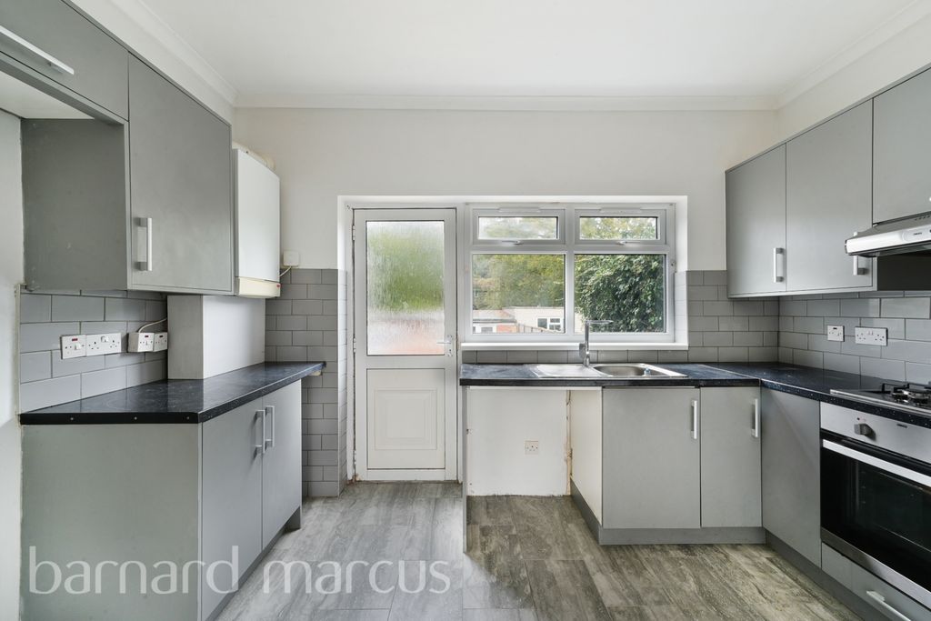 Property photo 3 of 8 Kitchen