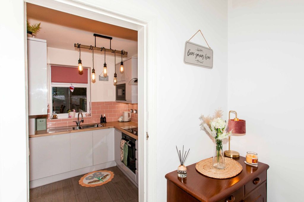 Property photo 2 of 28