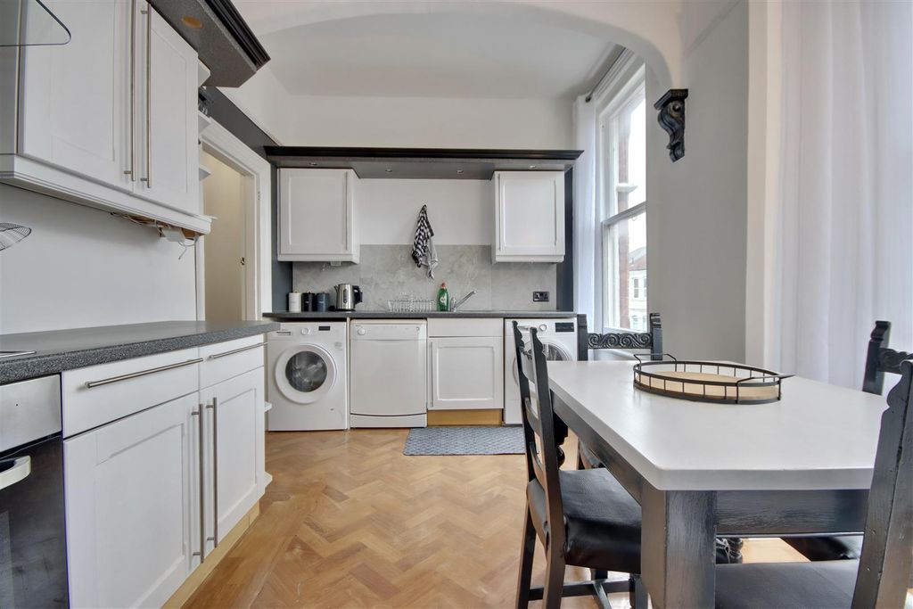 Property photo 2 of 12 39Fcc5F1-Fb05-4F69-Bd2A-DC1Df4Eea62E_1_201_A.Jpeg