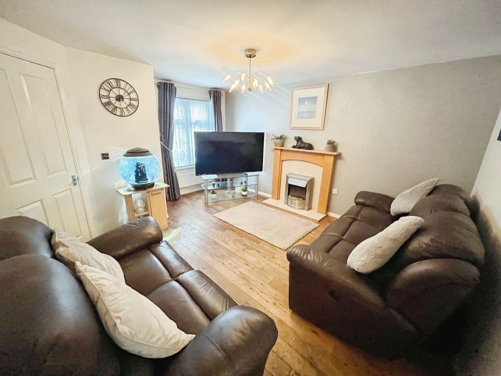 Property photo 2 of 17 Lounge