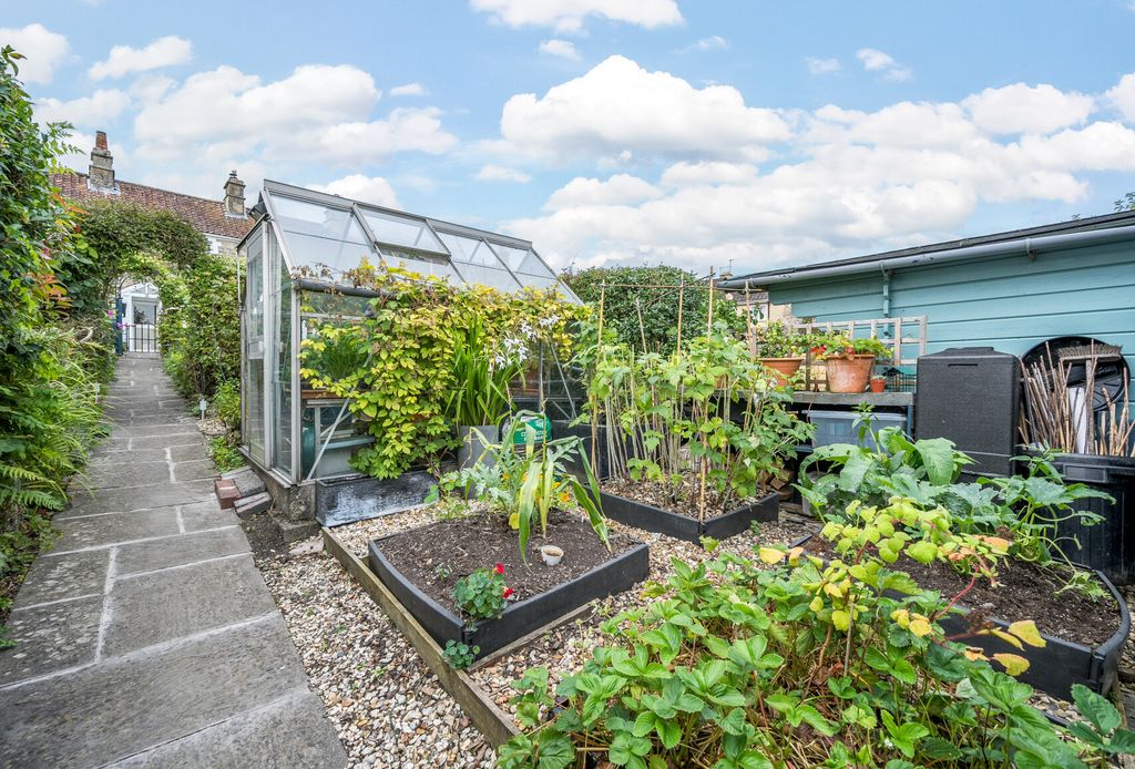 Property photo 3 of 21 Garden