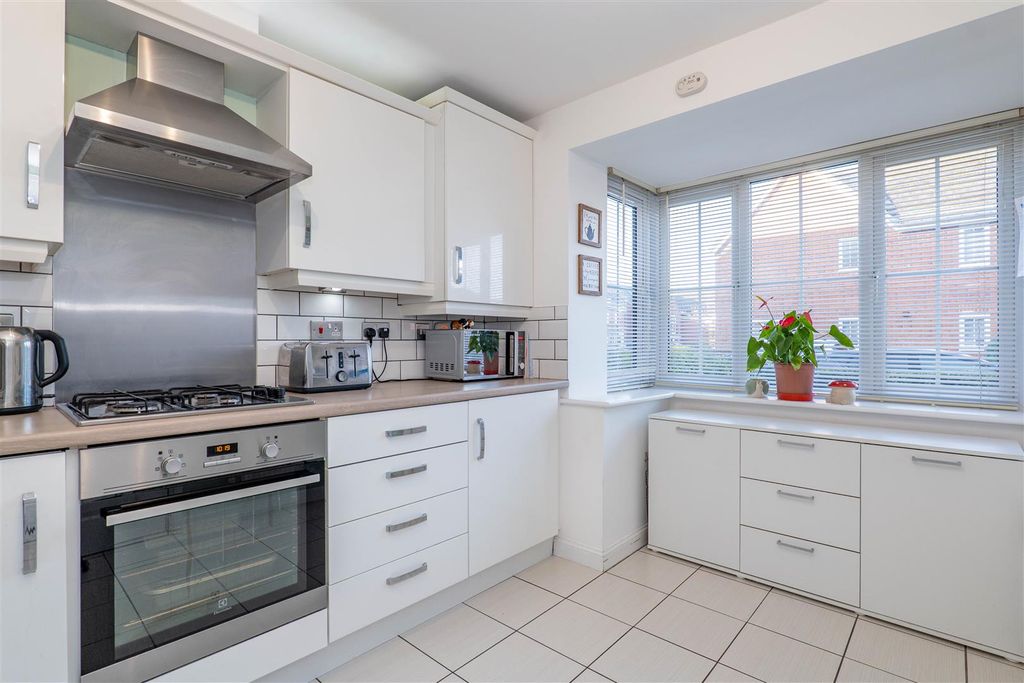 Property photo 3 of 31 Kitchen