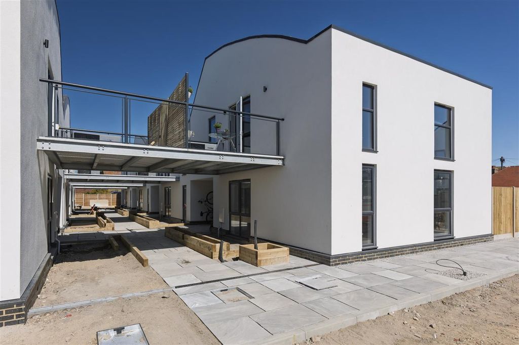 Property photo 2 of 25