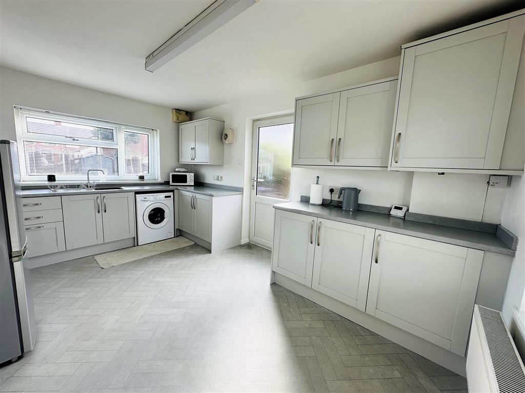 Property photo 3 of 11 Kitchen .Jpg