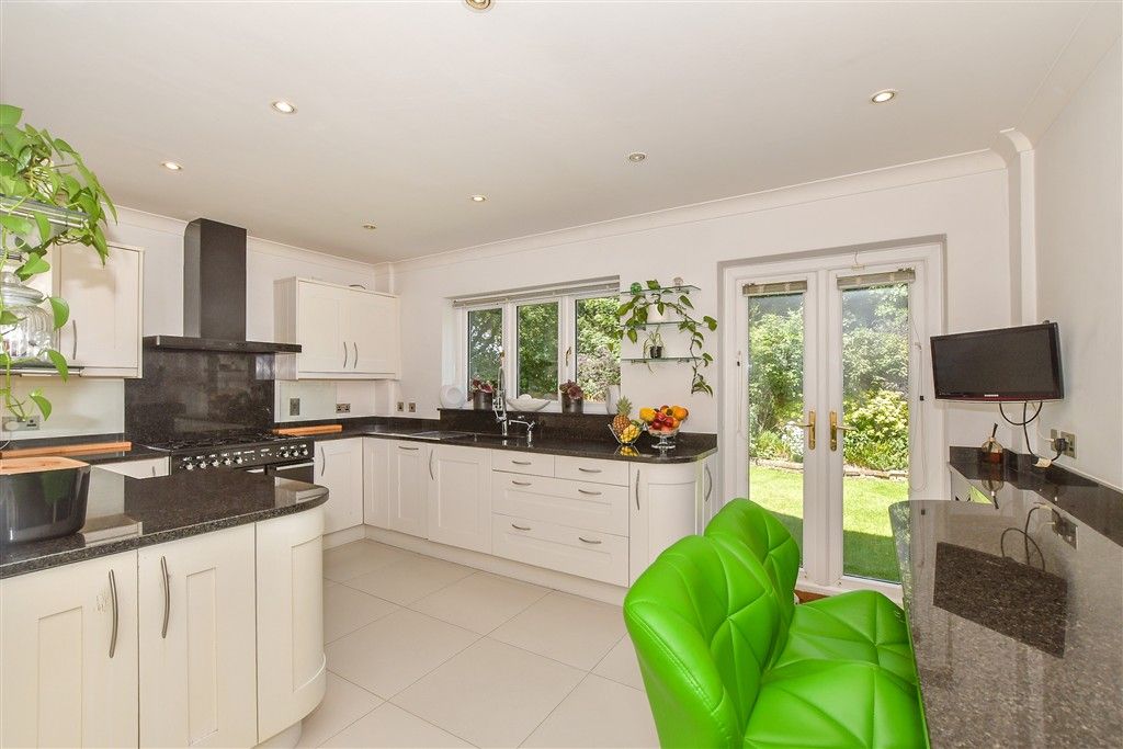 Property photo 3 of 18 Kitchen