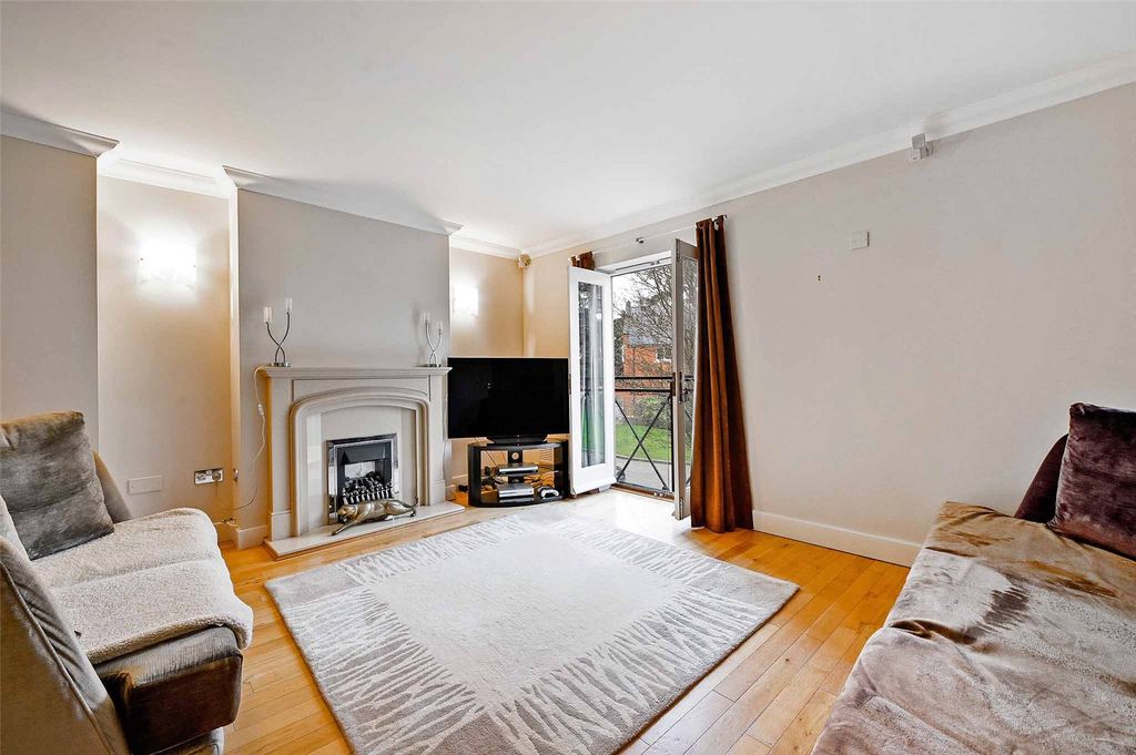 Property photo 1 of 18 Sitting Room
