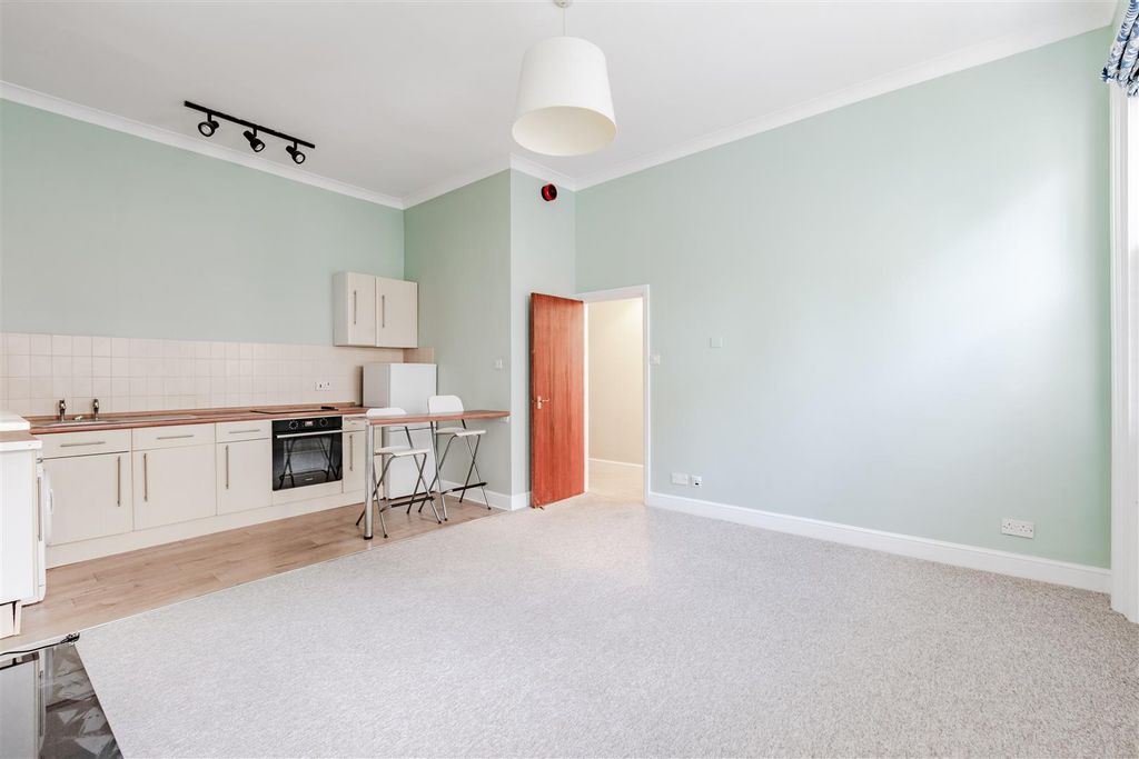 Property photo 3 of 7 Studio