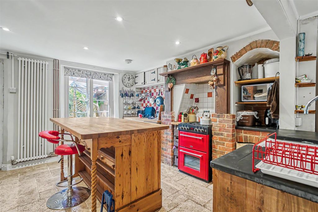 Property photo 2 of 9 Kitchen