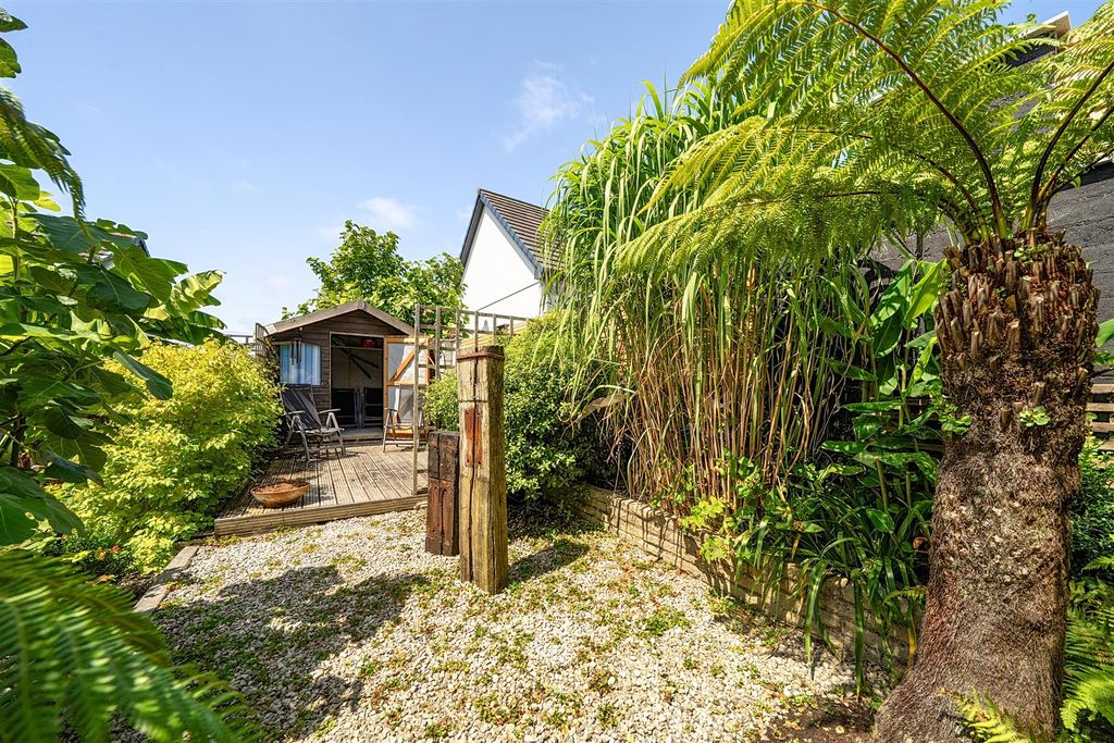 Property photo 2 of 21
