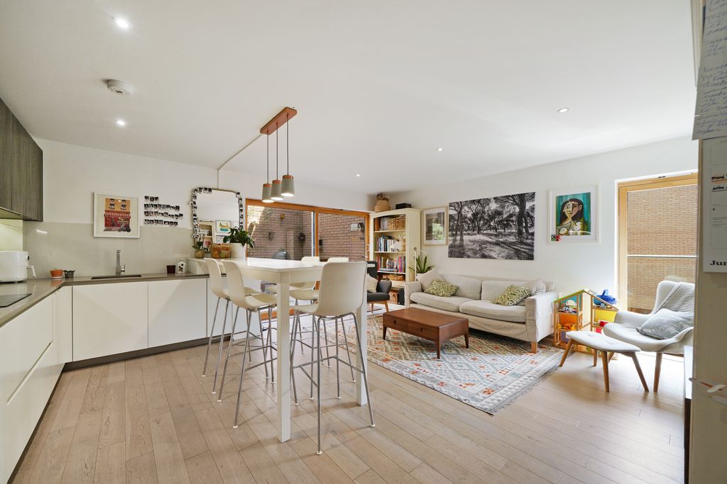 Property photo 3 of 12 Flat 3 Evelina Court - 5Riqwn8N4V6Uyr13Bke7.Jpg