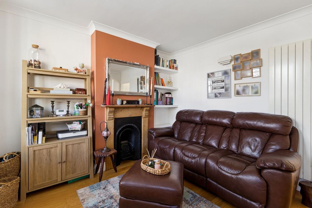 Property photo 2 of 20 Lounge