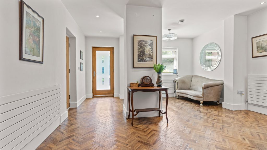 Property photo 2 of 34